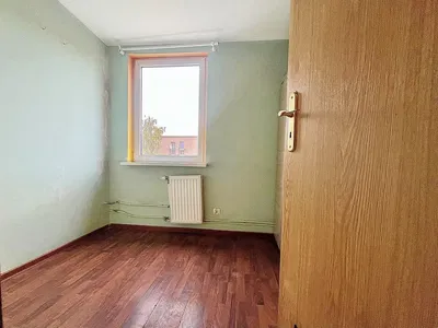 Кухиња; кухињски апарати, дрвени под, природно светло, модерни стил