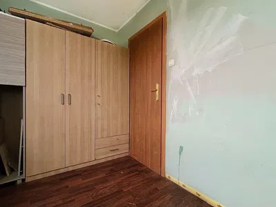 Кухиња; кухињски апарати, дрвени под, природно светло, модерни стил