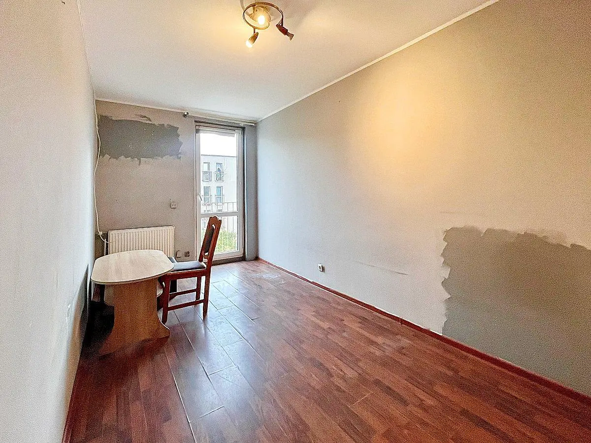 Дневна соба; дрвени под, природно светло, модерни стил