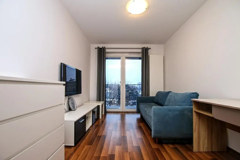 Mutfak; mutfak aletleri, ahşap zemin, doğal ışık, modern stil