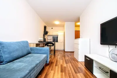 Mutfak; mutfak aletleri, ahşap zemin, doğal ışık, modern stil