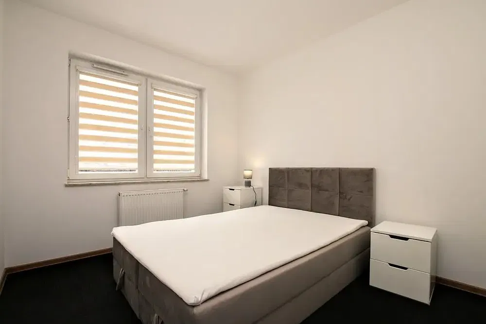 Mutfak; mutfak aletleri, ahşap zemin, doğal ışık, modern stil