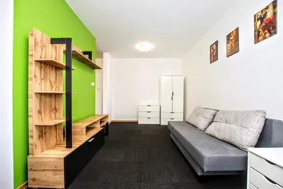 Mutfak; mutfak aletleri, ahşap zemin, doğal ışık, modern stil