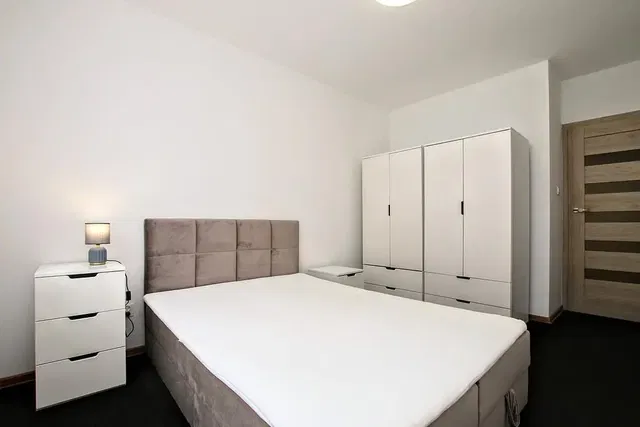 Mutfak; mutfak aletleri, ahşap zemin, doğal ışık, modern stil