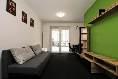 Oturma odası; ahşap zemin, doğal ışık, modern stil