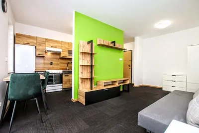 Mutfak; mutfak aletleri, ahşap zemin, doğal ışık, modern stil