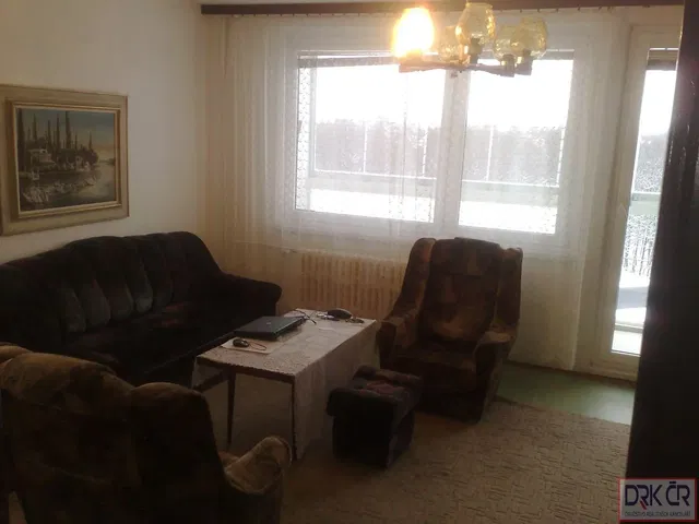 Кухня; кухненски уреди, дървен под, естествена светлина, модерен стил