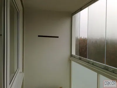 Кухня; кухненски уреди, дървен под, естествена светлина, модерен стил