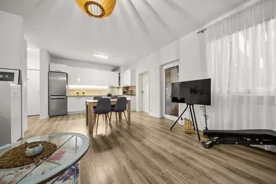 Wohnzimmer; holzboden, tageslicht, moderner stil