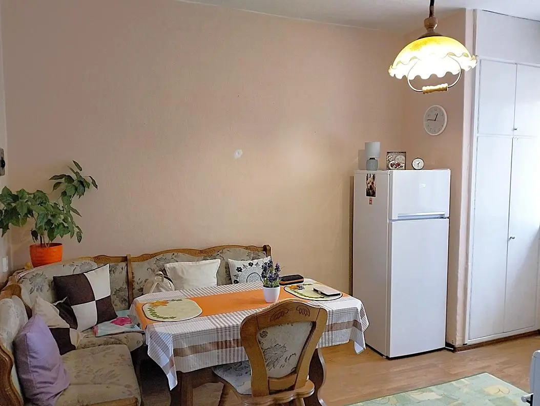 Cuisine; électroménager, parquet, lumière naturelle, style moderne