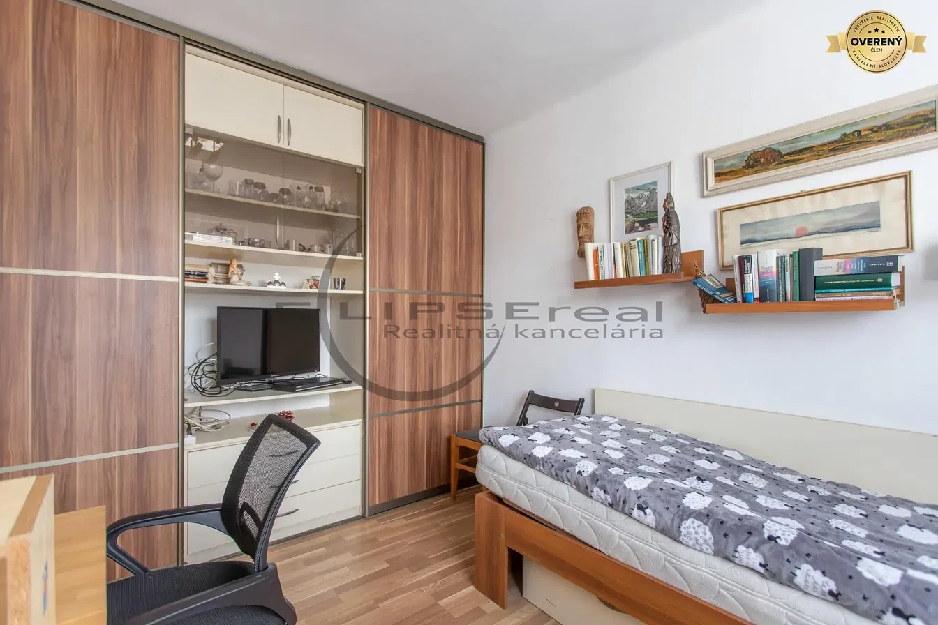 Kuhinja; kuhinjski aparati, drveni pod, prirodno svjetlo, moderni stil