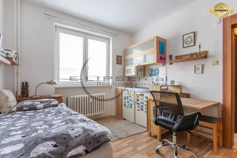 Kuhinja; kuhinjski aparati, drveni pod, prirodno svjetlo, moderni stil