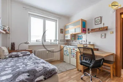 Kuhinja; kuhinjski aparati, drveni pod, prirodno svjetlo, moderni stil