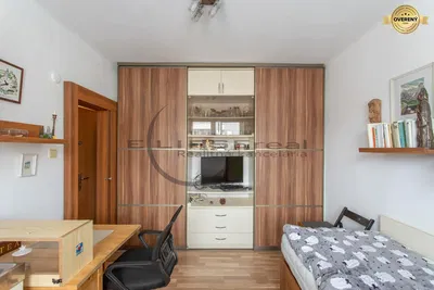 Kuhinja; kuhinjski aparati, drveni pod, prirodno svjetlo, moderni stil