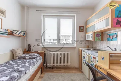 Kuhinja; kuhinjski aparati, drveni pod, prirodno svjetlo, moderni stil