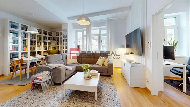 Kuchnia; sprzęt kuchenny, podłoga drewniana, światło dzienne, styl nowoczesny