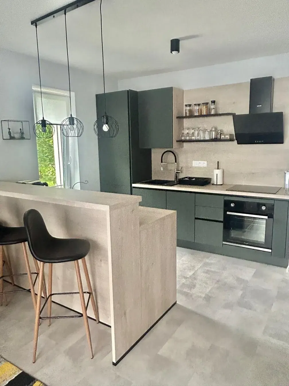 Wohnzimmer; holzboden, tageslicht, moderner stil