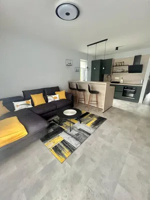 Küche; küchengeräte, holzboden, tageslicht, moderner stil