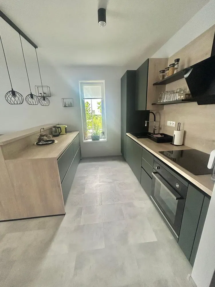 Küche; küchengeräte, holzboden, tageslicht, moderner stil