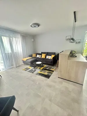 Küche; küchengeräte, holzboden, tageslicht, moderner stil