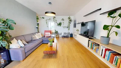 Cucina; elettrodomestici, pavimento in legno, luce naturale, stile moderno