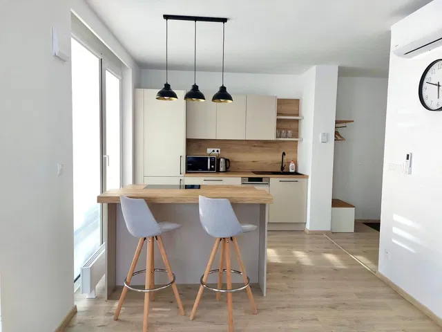 Küche; küchengeräte, holzboden, tageslicht, moderner stil