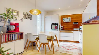 Küche; küchengeräte, holzboden, tageslicht, moderner stil