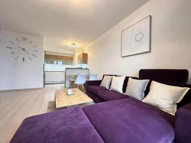 Mutfak; mutfak aletleri, ahşap zemin, doğal ışık, modern stil