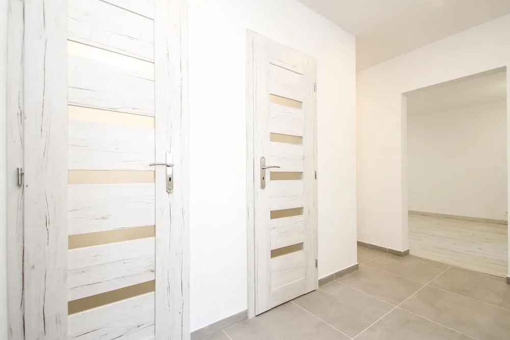 Küche; küchengeräte, holzboden, tageslicht, moderner stil