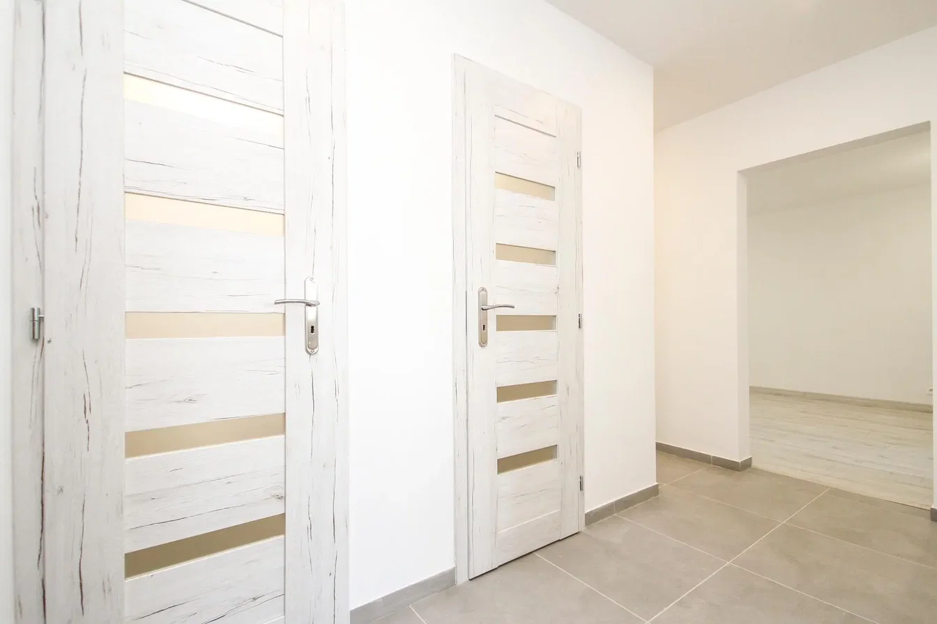 Küche; küchengeräte, holzboden, tageslicht, moderner stil