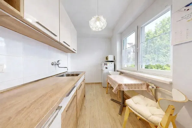 Küche; küchengeräte, holzboden, tageslicht, moderner stil