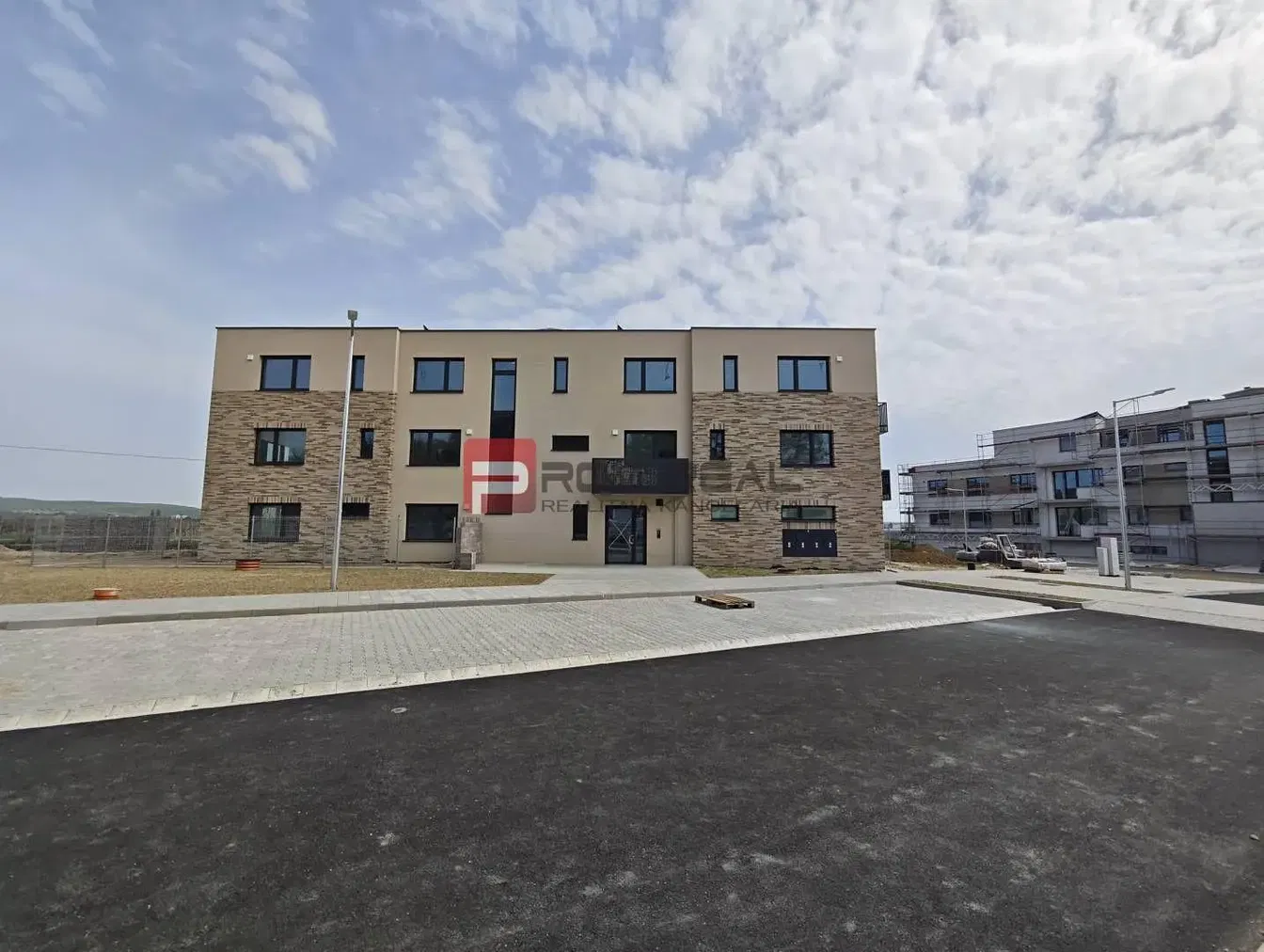 Kuchnia; sprzęt kuchenny, podłoga drewniana, światło dzienne, styl nowoczesny