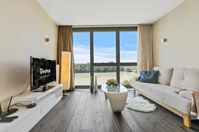 Küche; küchengeräte, holzboden, tageslicht, moderner stil