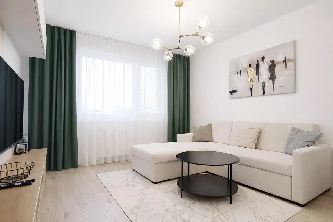 Κουζίνα; συσκευές κουζίνας, ξύλινο πάτωμα, φυσικό φως, μοντέρνο στυλ