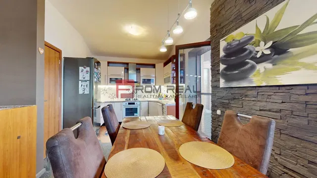 Wohnzimmer; holzboden, tageslicht, moderner stil