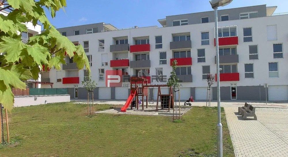 Κουζίνα; συσκευές κουζίνας, ξύλινο πάτωμα, φυσικό φως, μοντέρνο στυλ