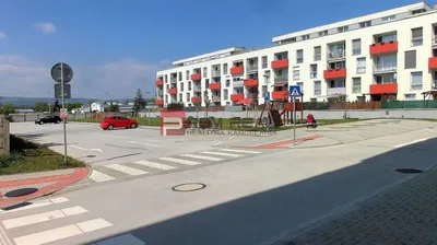 Κουζίνα; συσκευές κουζίνας, ξύλινο πάτωμα, φυσικό φως, μοντέρνο στυλ