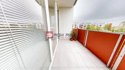 Κουζίνα; συσκευές κουζίνας, ξύλινο πάτωμα, φυσικό φως, μοντέρνο στυλ