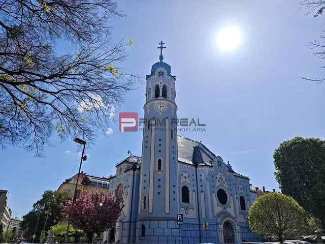 Salon; podłoga drewniana, światło dzienne, styl nowoczesny