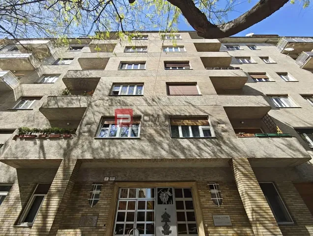 Kuchnia; sprzęt kuchenny, podłoga drewniana, światło dzienne, styl nowoczesny