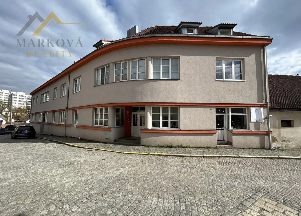 Mutfak; mutfak aletleri, ahşap zemin, doğal ışık, modern stil