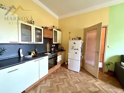 Mutfak; mutfak aletleri, ahşap zemin, doğal ışık, modern stil