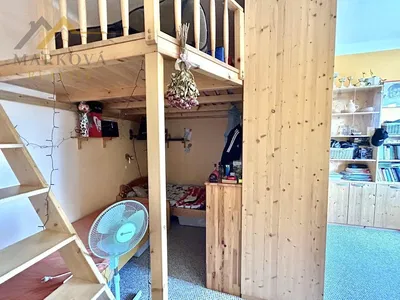 Mutfak; mutfak aletleri, ahşap zemin, doğal ışık, modern stil