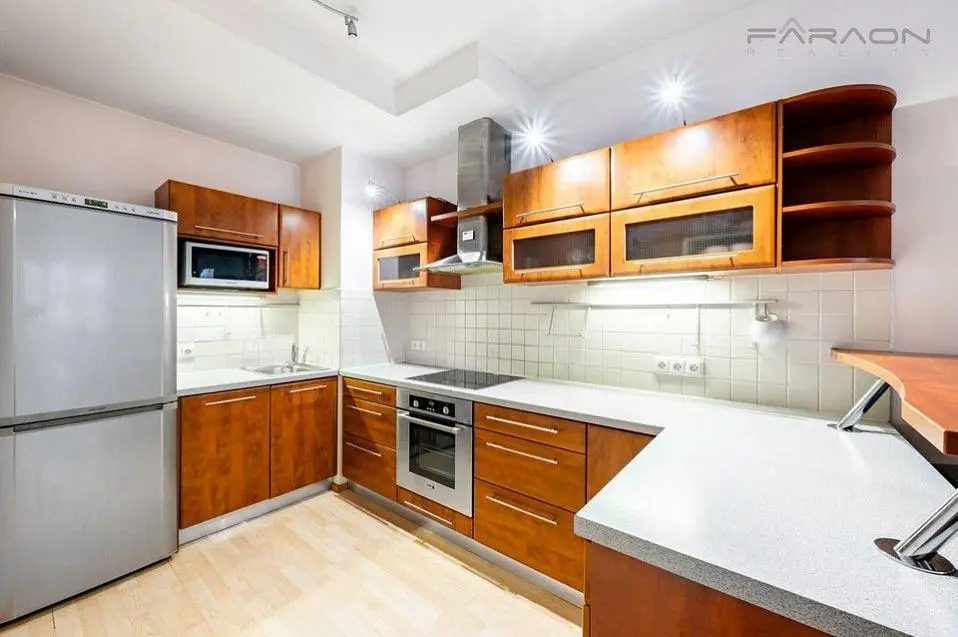 Кухиња; кухињски апарати, дрвени под, природно светло, модерни стил