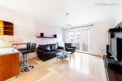 Кухиња; кухињски апарати, дрвени под, природно светло, модерни стил