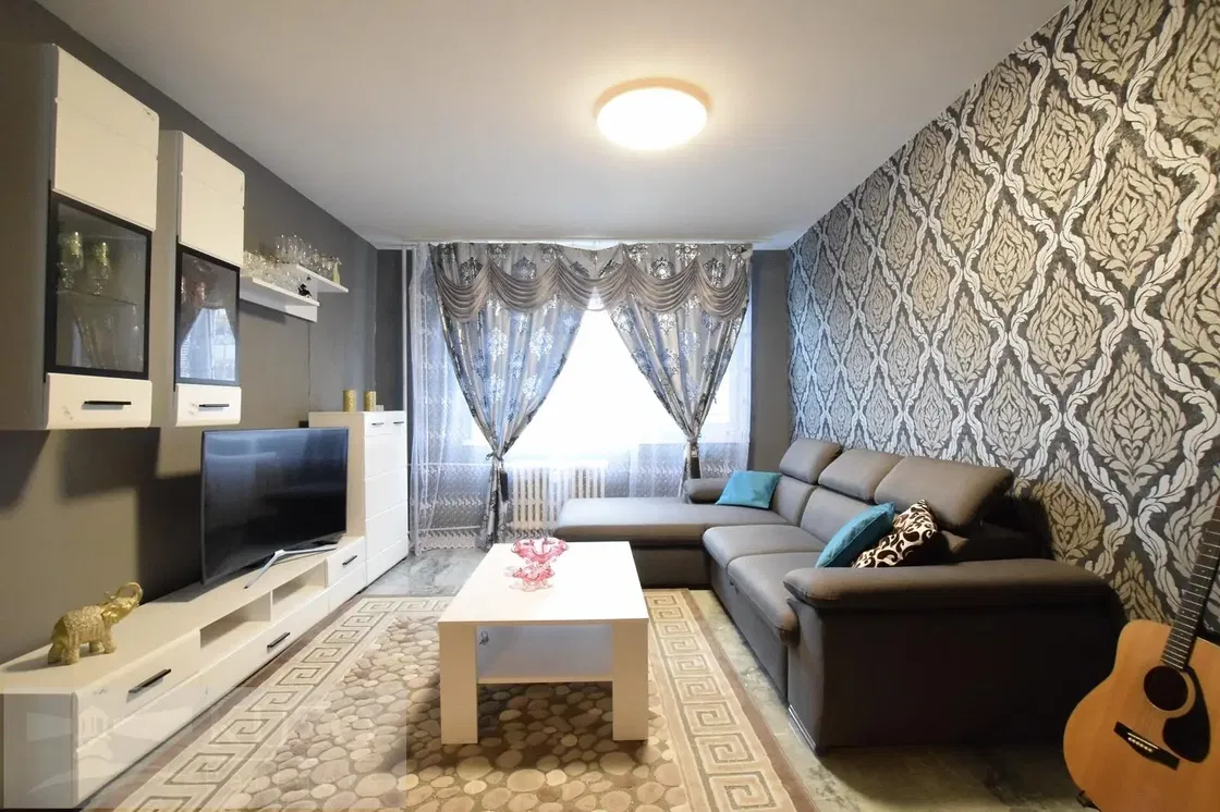 Keuken; keukenapparatuur, houten vloer, natuurlijk licht, moderne stijl