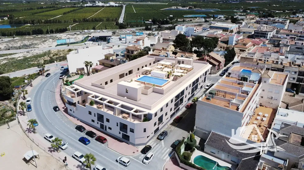 Wohnzimmer; holzboden, tageslicht, moderner stil, hohe decken