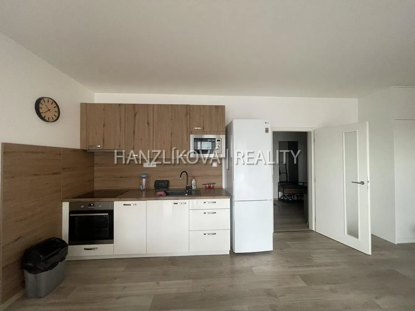 Cozinha; eletrodomésticos, chão de madeira, luz natural, estilo moderno