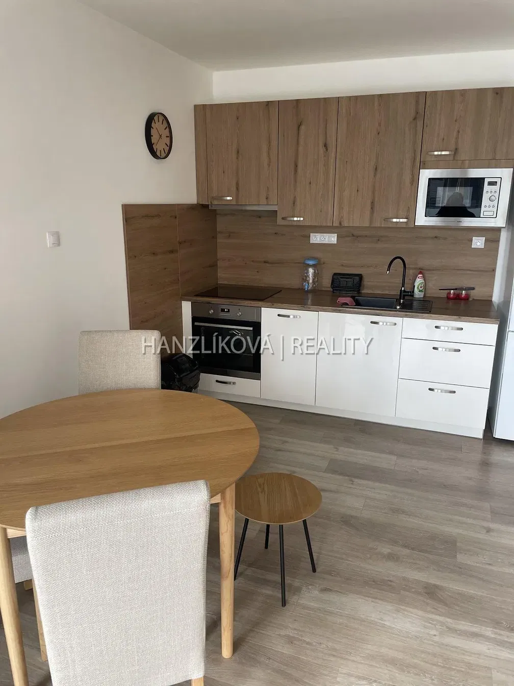 Cozinha; eletrodomésticos, chão de madeira, luz natural, estilo moderno