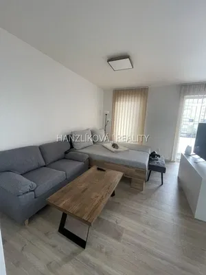 Cozinha; eletrodomésticos, chão de madeira, luz natural, estilo moderno